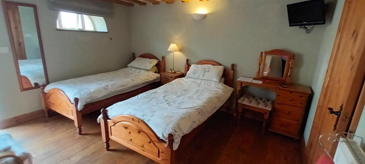 لياندوفيري Henllys Estate B And B المظهر الخارجي الصورة